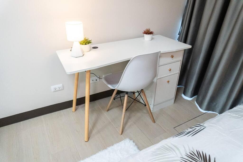 A2J Luxury 2Br Bgc Uptown Suite Near Uptown Mall Манила Экстерьер фото