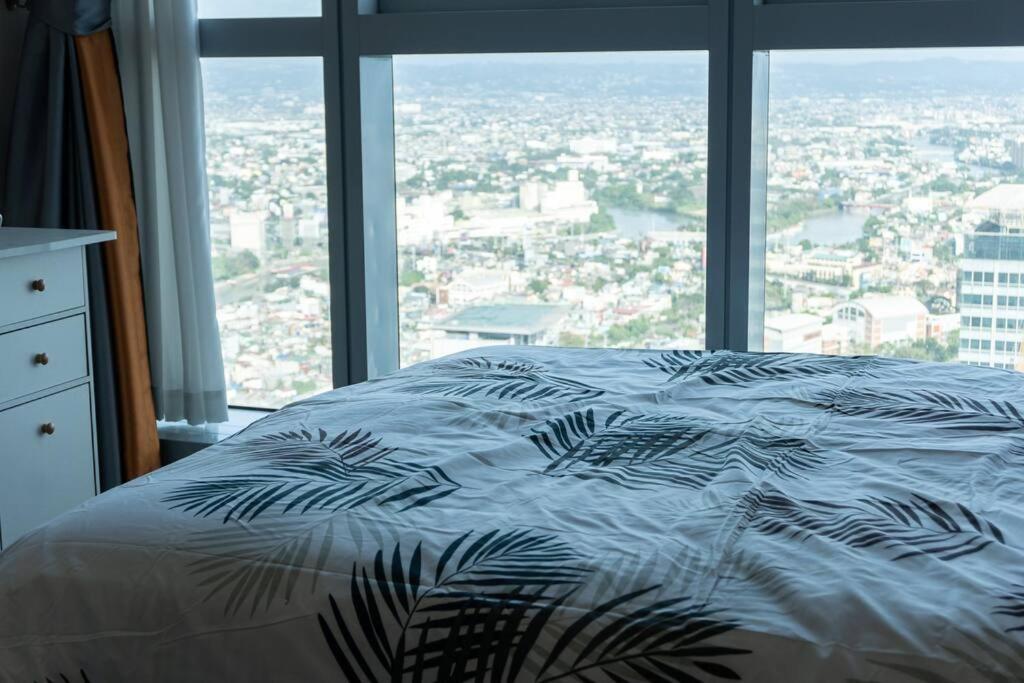A2J Luxury 2Br Bgc Uptown Suite Near Uptown Mall Манила Экстерьер фото