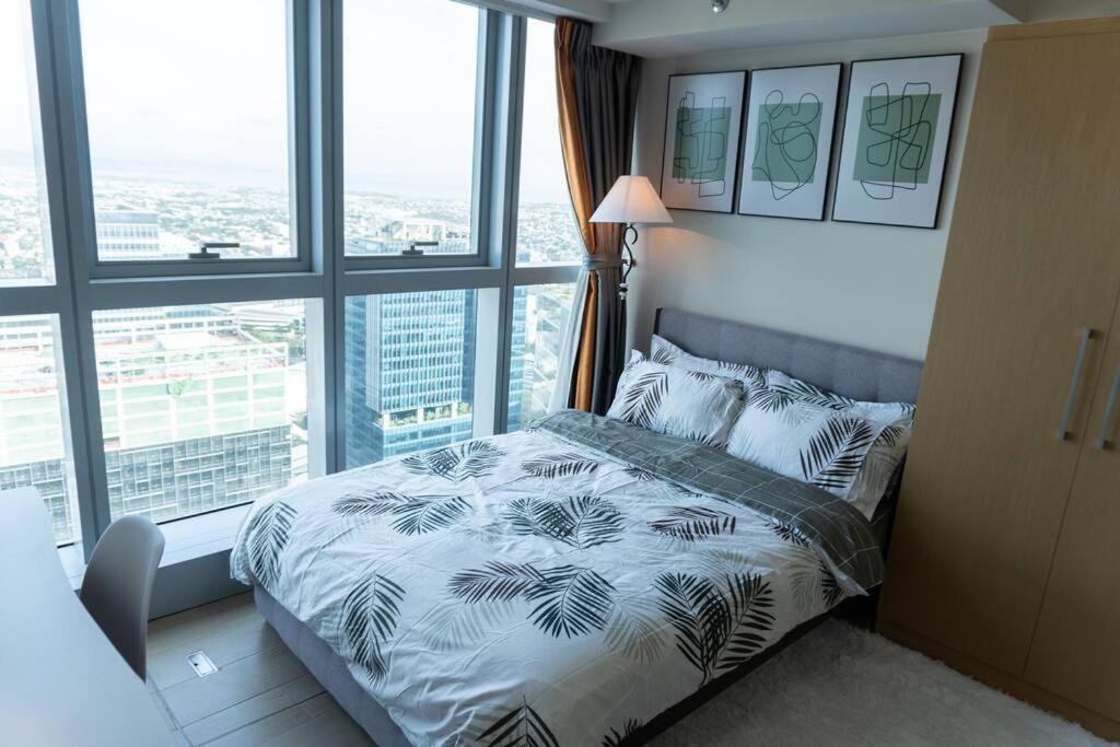 A2J Luxury 2Br Bgc Uptown Suite Near Uptown Mall Манила Экстерьер фото