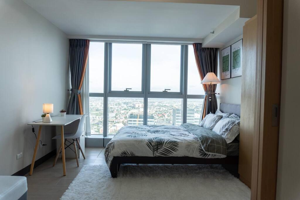 A2J Luxury 2Br Bgc Uptown Suite Near Uptown Mall Манила Экстерьер фото