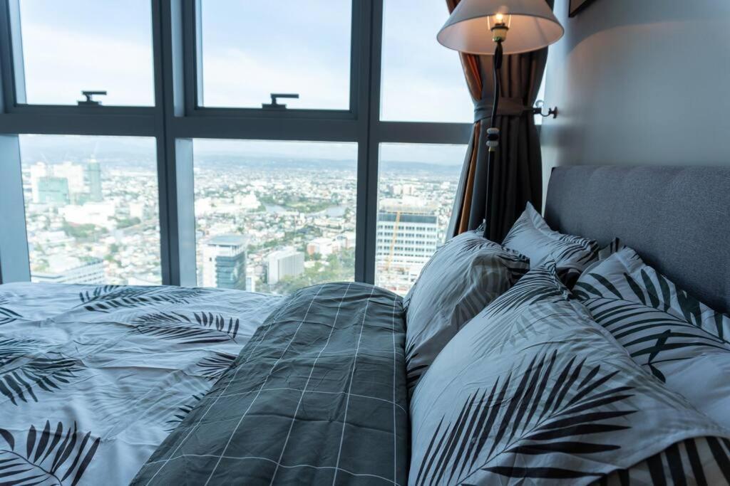 A2J Luxury 2Br Bgc Uptown Suite Near Uptown Mall Манила Экстерьер фото