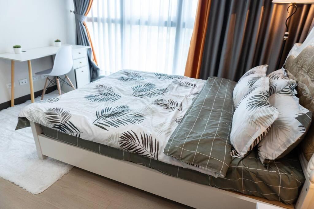 A2J Luxury 2Br Bgc Uptown Suite Near Uptown Mall Манила Экстерьер фото