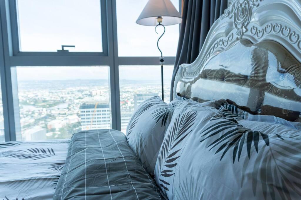 A2J Luxury 2Br Bgc Uptown Suite Near Uptown Mall Манила Экстерьер фото