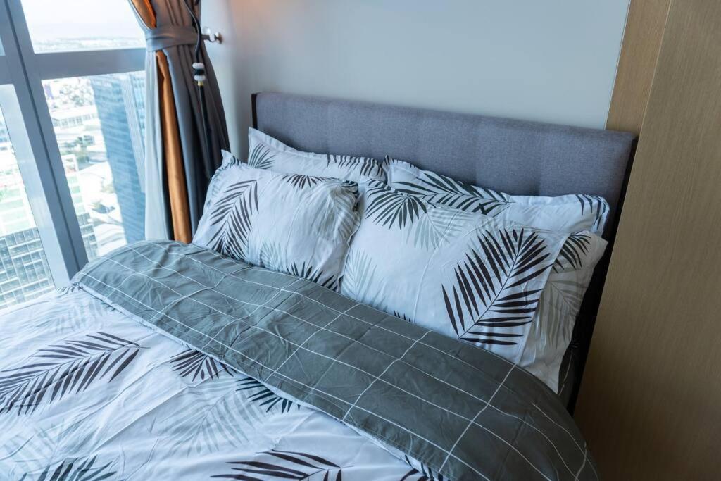 A2J Luxury 2Br Bgc Uptown Suite Near Uptown Mall Манила Экстерьер фото